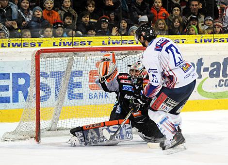 Alex Westlund, Tormann Liwest Black Wings Linz vs. haelt den Penalty gegen Arpad Mihaly, SAPA Fehervar AV19