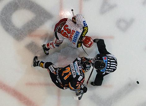 Jeff Shantz, EC KAC und Philipp Lukas, Liwest Black Wings linz beim Bully. 