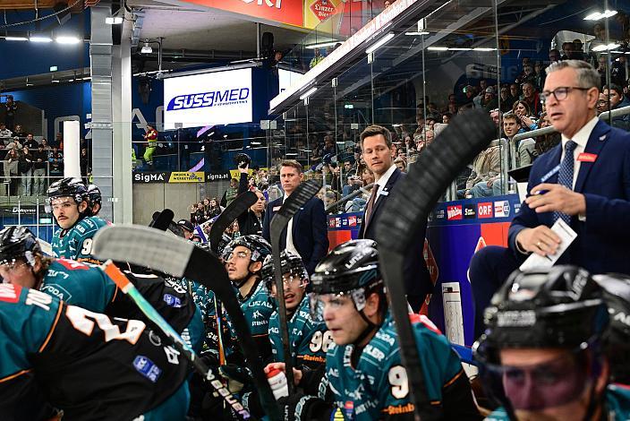 Das Team der Steinbach Black Wings Linz mit Head Coach Philipp Lukas (Steinbach Black Wings Linz), 4. Runde ICE, Steinbach Black Wings Linz vs Pioneers Vorarlberg, Linz AG Eisarena 