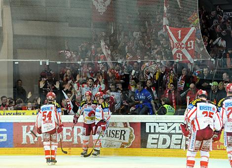 Der KAC feiert den Sieg 2 in der Serie gegen Linz.