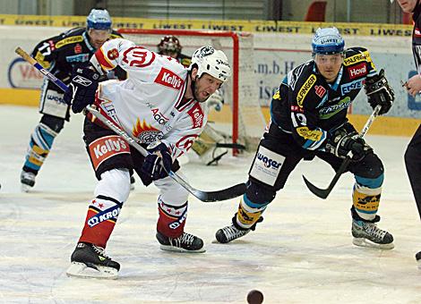 #19 Rob Shearer, Stuermer, EHC Liwest Black Wings Linz #8 Ziga Svete, HK Acroni Jesenice, beim Bully.