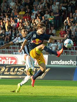 Shawn Barry (LASK Linz, #24) und Stefan Savic (FC Liefering, #10) Sky Go, 1. Liga Lask vs. Liefering