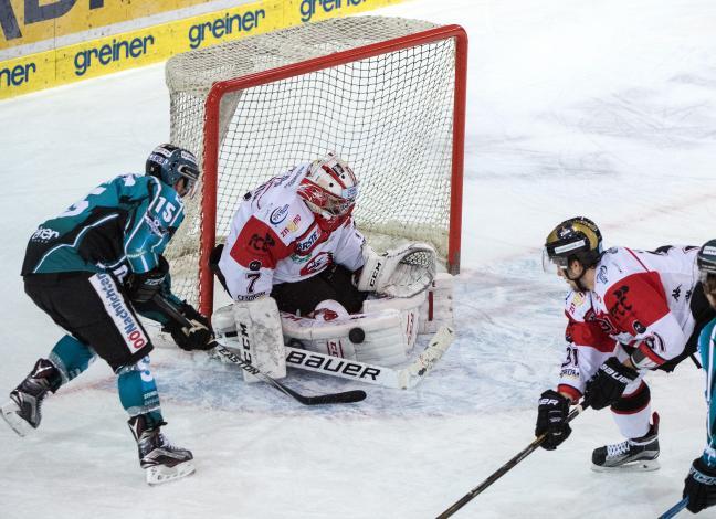 Brett McLean (EHC Liwest Black Wings Linz) gegen Tormann Patrik Nechvatal (HC Orli Znojmo),  EHC Liwest Black Wings Linz vs HC Orli Znojmo