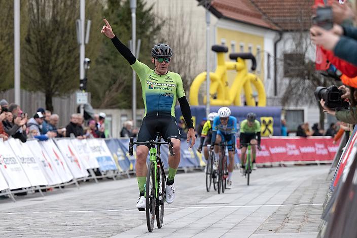 Sieger Riccardo Verza (ITA, Hrinkow Advarics) Herren Elite, U23, Radliga, 62. Radsaison-Eröffnungsrennen Leonding, Oberösterreich