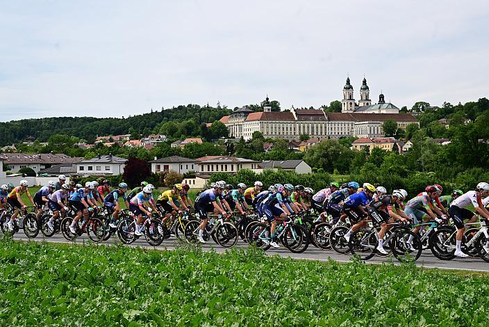 Das Peloton unterwegs im Traunviertel vor Stift St. Florian,  3. Etappe Asten - Bad Schallerbach, Oberösterreich Rundfahrt