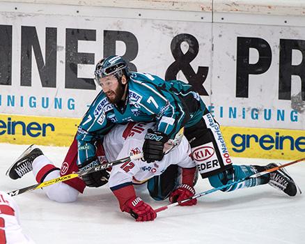 Brett Palin (EHC Liwest Black Wings Linz) und Alexander Cijan (EC Red Bull Salzburg), EHC Liwest Black Wings Linz vs EC Red Bull Salzburg