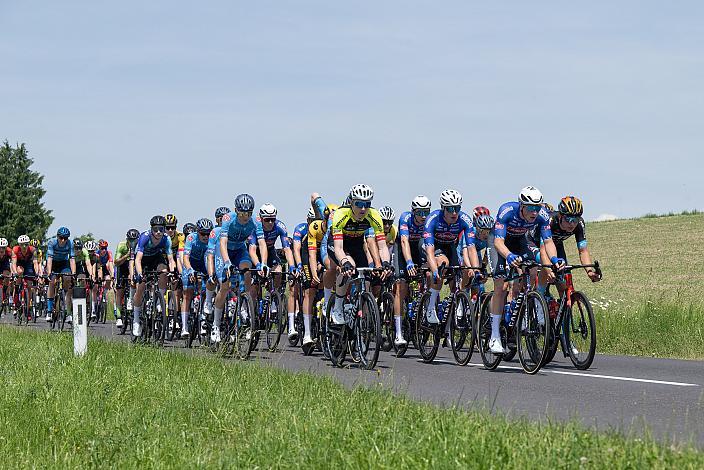 Das Peleton in der Abfahrt von Stroheim, 1. Etappe Eferding - Geinberg, Int. Raiffeisen Oberösterreich Rundfahrt UCI Kat. 2.2