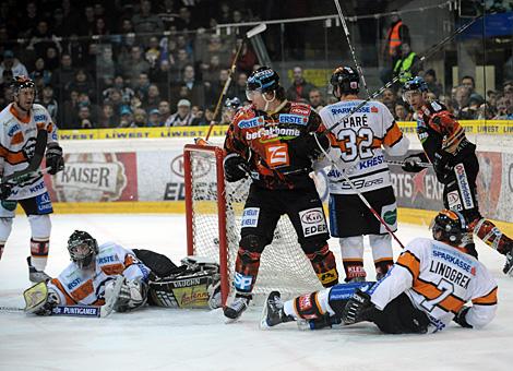 Brendan Buckley, Liwest Black Wings Linz, Fabian Weinhandl Tormann,  Graz 99ers haelt alle Schuesse der Linzer an diesem Abend.