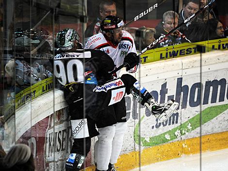 Marcel Wolf, Linz im Zweikampfan der Bande, EHC Liwest Black Wings Linz vs. HC Orli Znojmo, Znaim
