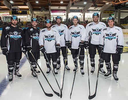 v.l. Dan DaSilva, Brett McLean, Olivier Latendresse, Brett Palin, Kevin Moderer, Mario Altmann, Marius Göhringer, EHC Liwest Black Wings Linz
v.l. Dan DaSilva, Brett McLean, Olivier Latendresse, Brett Palin, Kevin Moderer, Mario Altmann, Marius GÃ¶hr