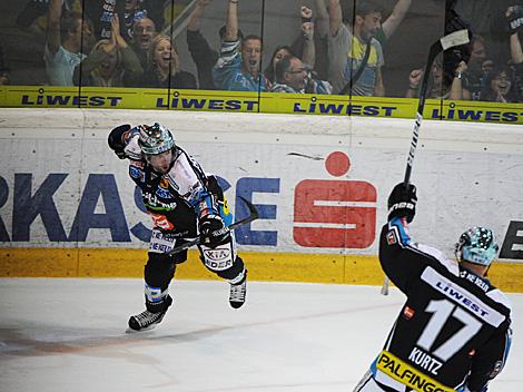 Justin Keller und Justin Kurtz, Linz feiern, EHC Liwest Black Wings Linz vs. EC KAC