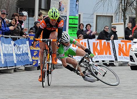 Petr Lechner, Team KTM Arboe Gebrueder Weiss Oberndorfer im Zielsprint mit Christoph Sokoll, Team Arboe Wels Gourmetfein welcher stuerzt.