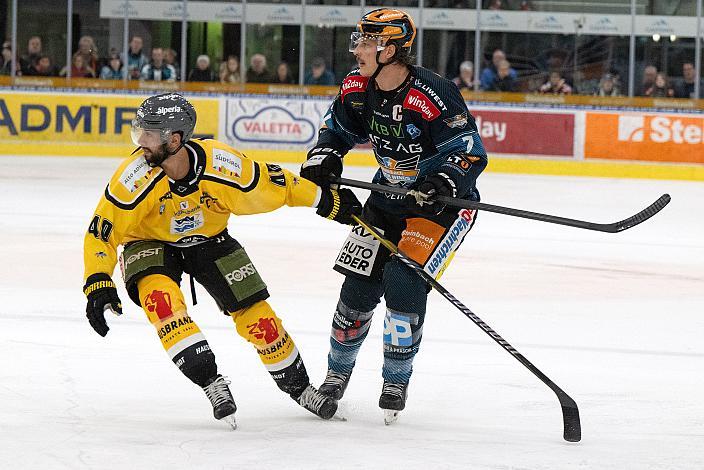 Raphael Andergassen (HC Pustertal Wölfe), Brian Lebler (Steinbach Black Wings Linz) Steinbach Black Wings Linz vs HC Pustertal Woelfe, ICE Eishockey Liga, Linz AG Eisarena