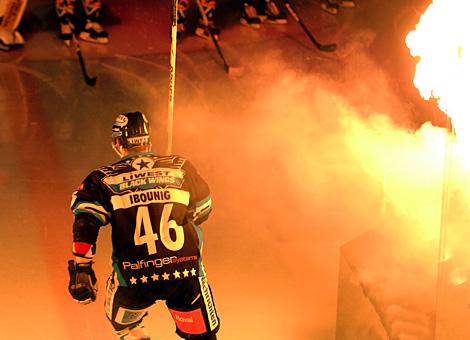 #46 Christoph Ibounig, Stuermer, EHC Liwest Black Wings Linz bei der Spielerbegruessung. 