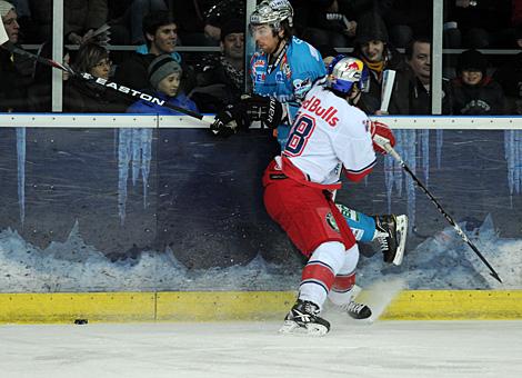 Aaron McKenzie Liwest Black Wings Linz vs. Daniel Bois EC Red Bull Salzburg