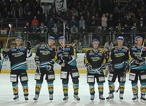 Die Black Wings Linz feiern den Sieg ueber Graz mit den Fans.