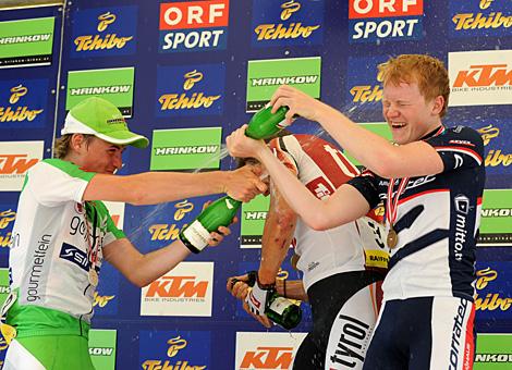 Das Siegerpodest der Klasse U23, Dominik Hrinkow Team RV vor dem Arlberg, Matthias Krizek Team Tyrol und Stephan Rabitsch, Team Wels bei der Sektdusche.