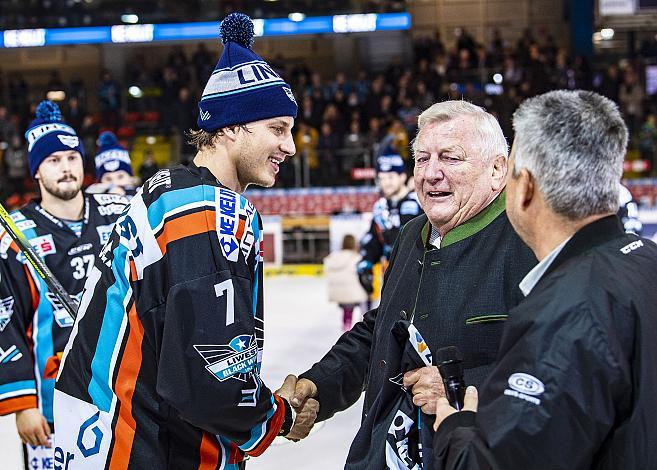 Im Bild: Brian Lebler (EHC Liwest Black Wings Linz), Hans Eder (Sponsor) Eishockey,  EHC Liwest Black Wings Linz vs Dornbirn Bulldogs