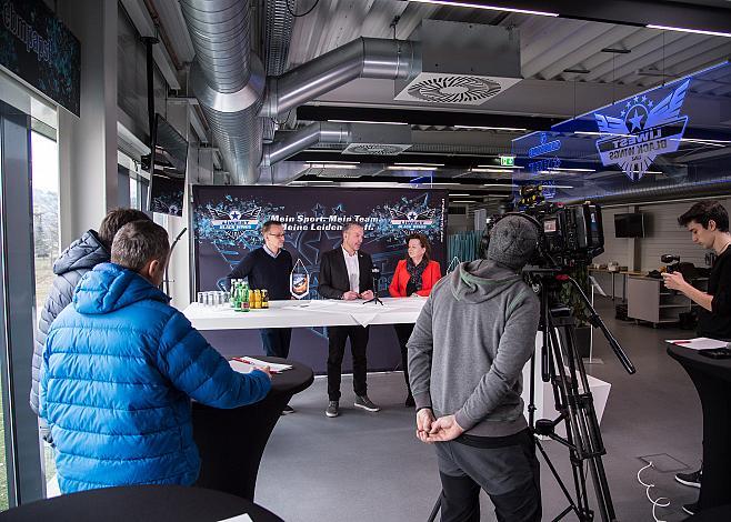 v.l. Leiter Nachwuchsabteilung Sami Wahlsten (EHC Liwest Black Wings Linz), Manager Christian Perthaler (EHC Liwest Black Wings Linz), Vizebürgermeisterin Karin Hörzing
v.l. Leiter Nachwuchsabteilung Sami Wahlsten (EHC Liwest Black Wings Linz), 