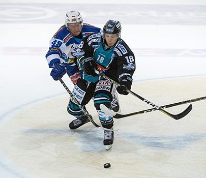 Erik Kirchschläger (EHC Liwest Black Wings Linz) und Patrick Platzer (EC VSV) EHC Liwest Black Wings Linz vs EC VSV
Erik KirchschlÃ¤ger (EHC Liwest Black Wings Linz) und Patrick Platzer (EC VSV) EHC Liwest Black Wings Linz vs EC VSV