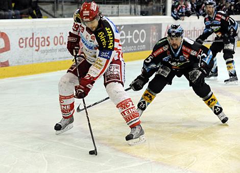 #29 Christoph Brandner, KAC verfolgt vom Linzer #25 Mark Szuecs, EHC Liwest Black Wings Linz.