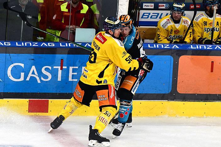  Mario Fischer (spusu Vienna Capitals), Niklas Bretschneider (Steinbach Black Wings Linz) Win2Day ICE Hockey League,  Steinbach Black Wings Linz vs Spusu Vienna Capitals,  Linz AG Eisarena 