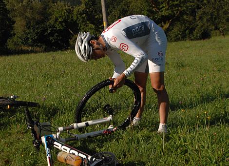 Martin Kellermann, Team Sport Nora, mit einem Reifenschaden schon zu Beginn des Rennens.