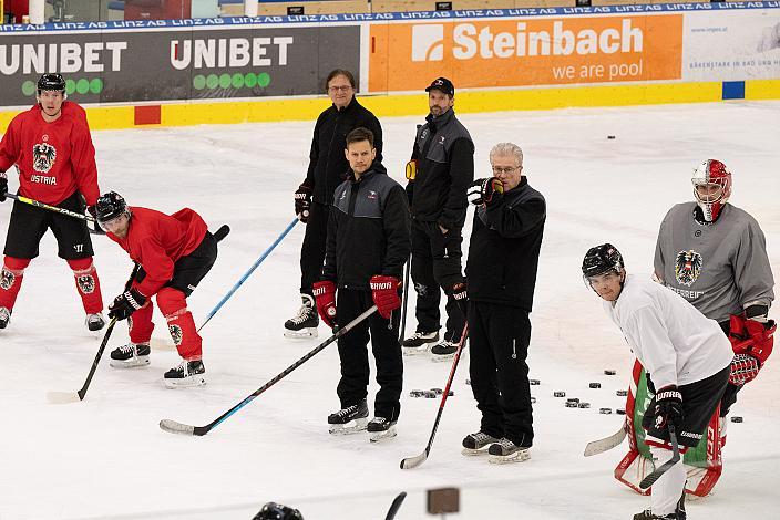 v.l. Arno Del Curto (SUI, Assistent Coach), Assistent Coach Philipp Lukas (AUT), Assistant Coach und Tormann Trainer Jürgen Penker (AUT), Nationalteam Trainer Roger Bader (SUI), leitet das Training in Linz, Eishockey Nationalteam, Trainingscamp Linz, Oberösterreich, Österreich