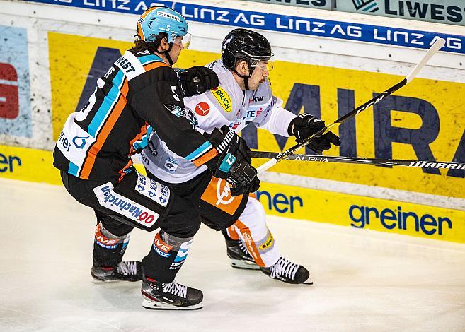 Im Bild: Raphael Wolf (EHC Liwest Black Wings Linz), Kevin Macierzynski (Dornbirn Bulldogs), Eishockey,  EHC Liwest Black Wings Linz vs Dornbirn Bulldogs