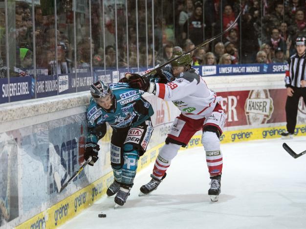 Daniel Oberkofler (EHC Liwest Black Wings Linz) gehalten von Mikko Luoma (HCB Suedtirol Alperia)  EHC Liwest Black Wings Linz vs HCB Suedtirol Alperia 3. Viertelfinale
