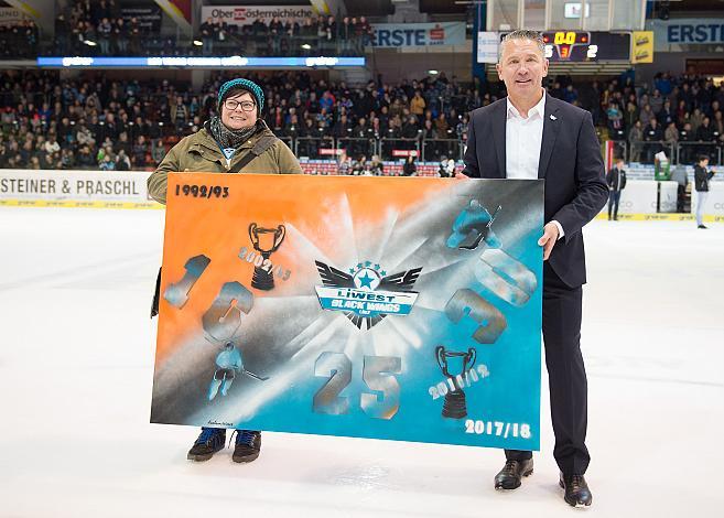 Manager Christian Perthaler (EHC Liwest Black Wings Linz) erhält ein Bild, EHC Liwest Black Wings Linz vs Dornbirn Bulldogs
Manager Christian Perthaler (EHC Liwest Black Wings Linz) erhÃ¤lt ein Bild, EHC Liwest Black Wings Linz vs Dornbirn Bulldogs