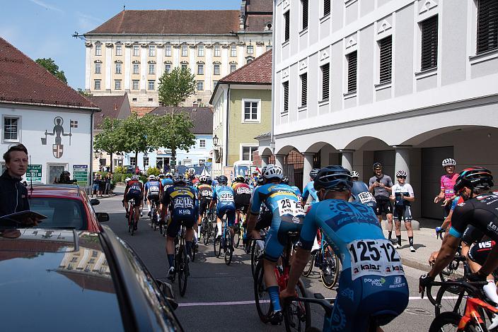 das Peleton in St.Florian, 3. Etappe St.Florian/Asten  - Hinterstoder, Int. Raiffeisen Oberösterreich Rundfahrt UCI Kat. 2.2