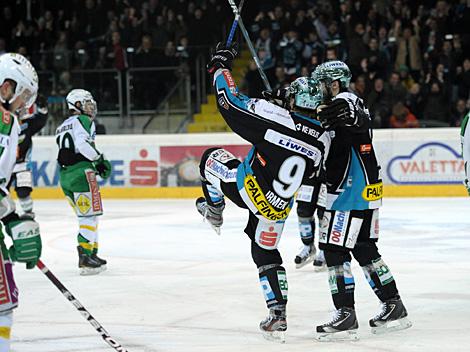 Danny Irmen, Linz jubelt, EHC Liwest Black Wings Linz vs. HDD Tilia Olimpija Ljubljana, 1. Semifinale