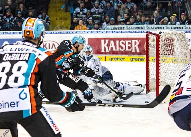 Im Bild: Hunter Fejes (EHC Liwest Black Wings Linz) scort gegen Tormann Michael Ouzas (Hydro Fehervar AV 19) zum Endstand von 8 zu 4, Eishockey,  EHC Liwest Black Wings Linz vs Hydro Fehervar AV 19