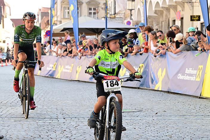 Riccardo Zoidl (AUT, Hrinkow Advarics) als Guide beim Kinderrennen, 27. Int. ASVÖ - HRINKOW City Kriterium Steyr, MTB-Nachwuchs vom Laufrad bis U17, ÖRV, Radsport, Mountainbike, ELITE Rennrad
