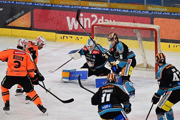 Jimmy Oligny (Moser Medical Graz 99ers) vor Tormann Rasmus Tirronen (Steinbach Black Wings Linz) Win2Day ICE Hockey League,  1. Viertelfinale, Steinbach Black Wings Linz vs Moser Medical Graz 99ers,  Linz AG Eisarena 