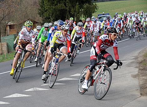 Das Hauptfeld beim Saisoneroeffnungsrennen, in der Bildmitte Josef Benetseder, Titelverteigiger, Team Vorarlberg 