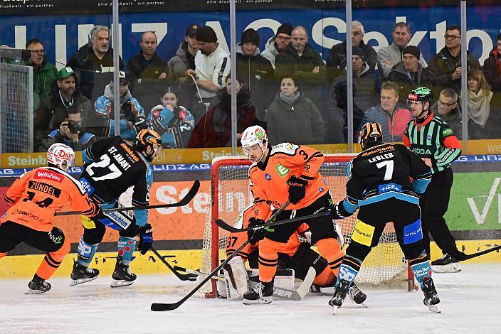 Logan Roe (Steinbach Black Wings Linz) im Angriff, Frank Hora (Moser Medical Graz 99ers), Brian Lebler (Steinbach Black Wings Linz)  Win2Day ICE Hockey League,  1. Viertelfinale, Steinbach Black Wings Linz vs Moser Medical Graz 99ers,  Linz AG Eisarena 