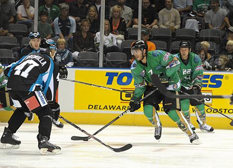 # 7 Drew Larman, London Knights erzielt aus dieser Aktion das 1 zu 0.