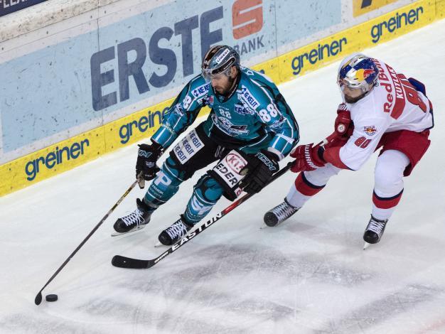 Dan DaSilva (EHC Liwest Black Wings Linz) und Zdenek Kutlak (EC Red Bull Salzburg) EHC Liwest Black Wings Linz vs EC Red Bull Salzburg