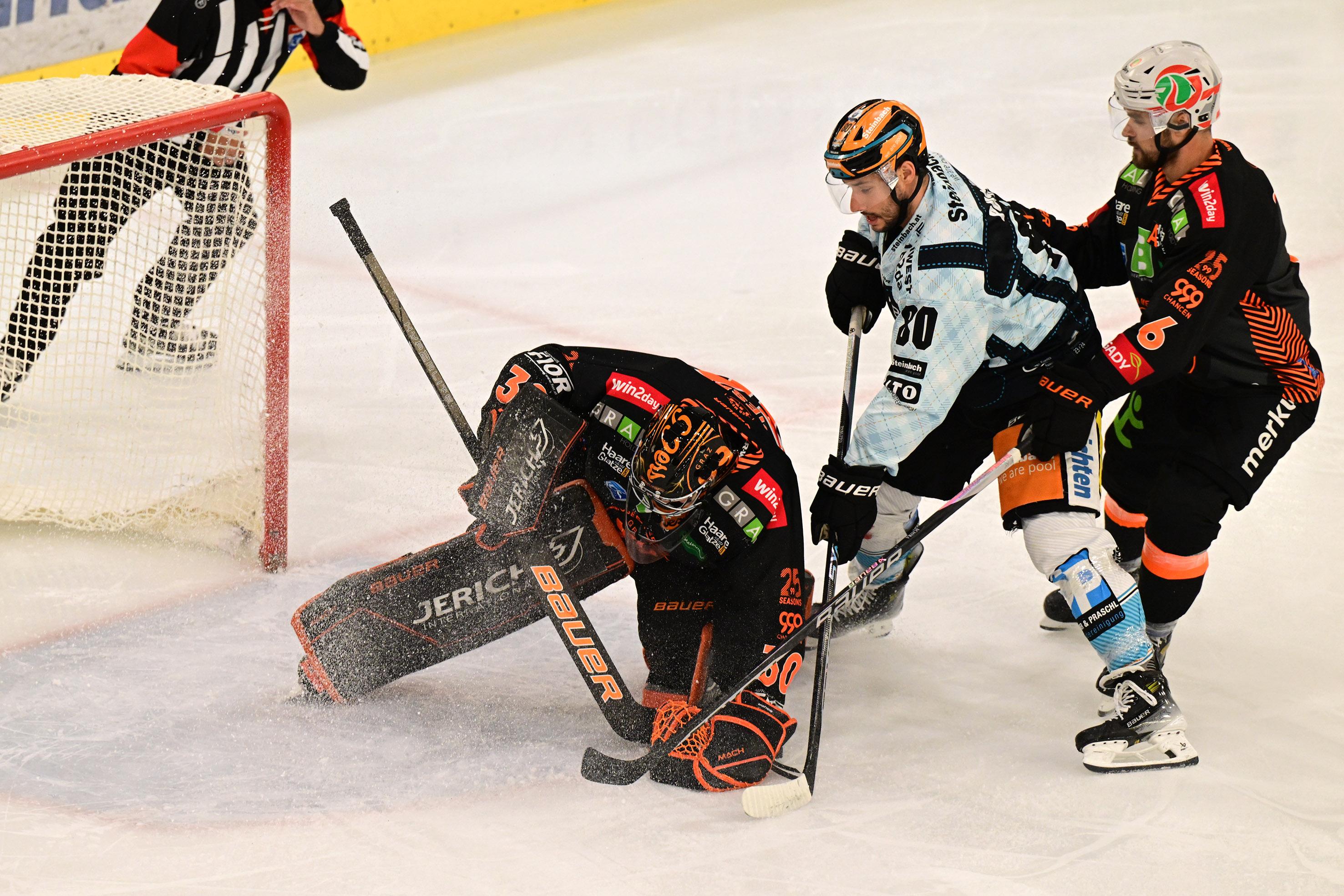 Tormann Nicolas Wieser (Moser Medical Graz 99ers), Julian Pusnik (Steinbach Black Wings Linz), Craig Shira (Moser Medical Graz 99ers) Oktoberfest, Steinbach Black Wings Linz vs Moser Medical Graz 99ers, Linz AG Eisarena