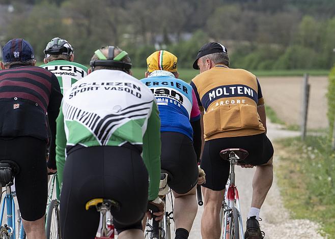 das Fahrerfeld der Klassik Ausfaht KirschblÃ¼ten Radklassik 