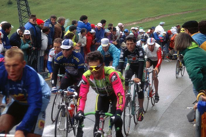 Gruppe mit Pascal Richard (SUI, Lotus-Festina), Stefano Zanatta (ITA, Gatoirade-Chateau dAx)  am Monte Bodone,14. Etappe, Corvara to Monte Bondone