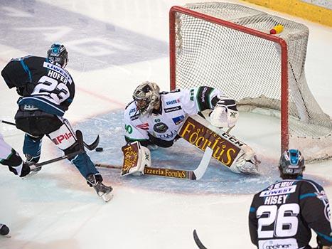 Fabio Hofer, Linz vor Andy Chiodo, Laibach, EHC Liwest Black Wings Linz vs HDD Telemach Olympija Ljubljana