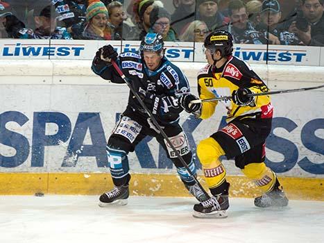 Rob Hsey, Linz und Mario Fischer, Vienna, EHC Liwest Black Wings Linz vs UPC Vienna Capitals