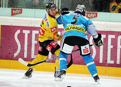 Rafael Rotter Vienna Capitals vs. Franklin MacDonald Liwest Black Wings Linz