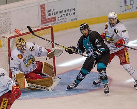  Dan DaSilva (EHC Liwest Black Wings Linz) und Tormann Damiano Ciaccio, SCL Tigers Langnau,  SCL Tigers, EHC Liwest Black Wings Linz vs SCL Tigers