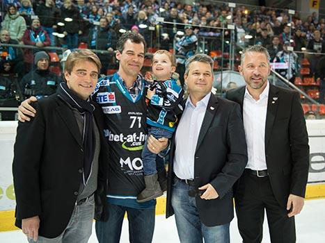 Pat Leahy, Ex-Linzer, wird in der Halle verabschiedet, v.l. Karl Egger, Pat Leahy, Ing. Peter Freunschlag, Christian Perthaler, EHC Liwest Black Wings Linz vs EC VSV