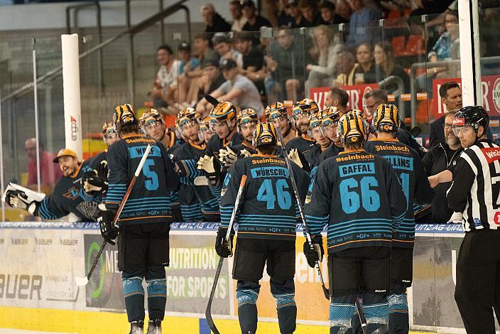 Die Steinbach Black Wings Linz feiern das Tor zum 1 zu 0 durch Nico Feldner (Steinbach Black Wings Linz), Testspiel Steinbach Black Wings Linz vs HC Nove Zamky, Linz AG Eisarena, pre season 