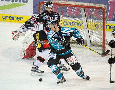 Philipp Lukas (EHC Liwest Black Wings Linz) und Tormann Tomas Fucik (HC Orli Znojmo),  EHC Liwest Black Wings Linz vs HC Orli Znojmo